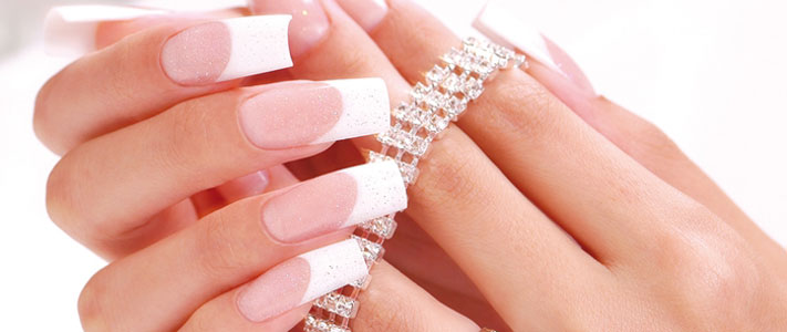 Нежный французский маникюр на ухоженных руках