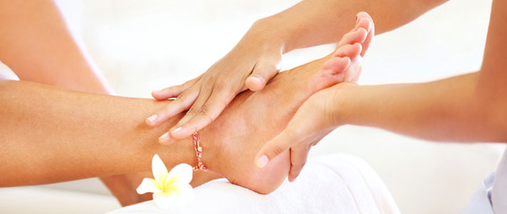 Приятная процедура комбинированного педикюра