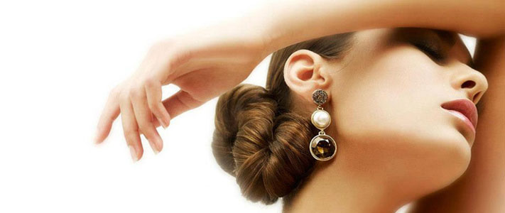 Аккуратно проколотое ухо с шикарными серьгами