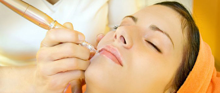 Аккуратный женский татуаж контура губ