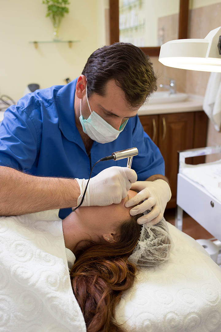 Нанесение татуажа на брови