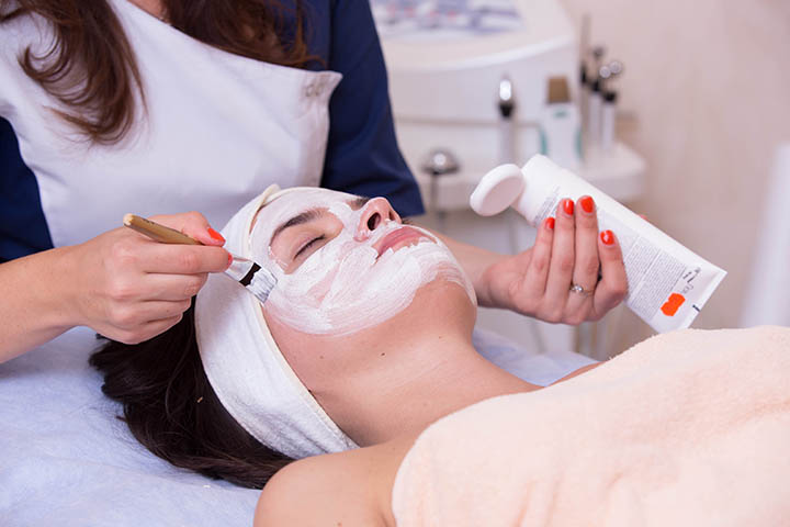 Мастер делает маску для оптимального очищения лица