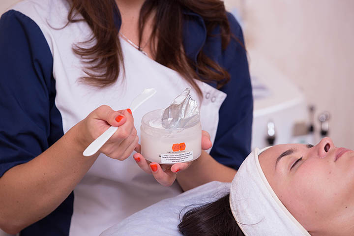 Мастер проводит увлажнение лица клиентке