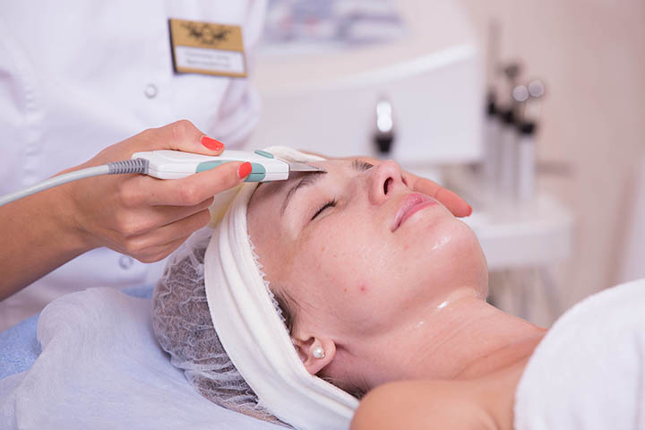 Майстер проводить уз чистку