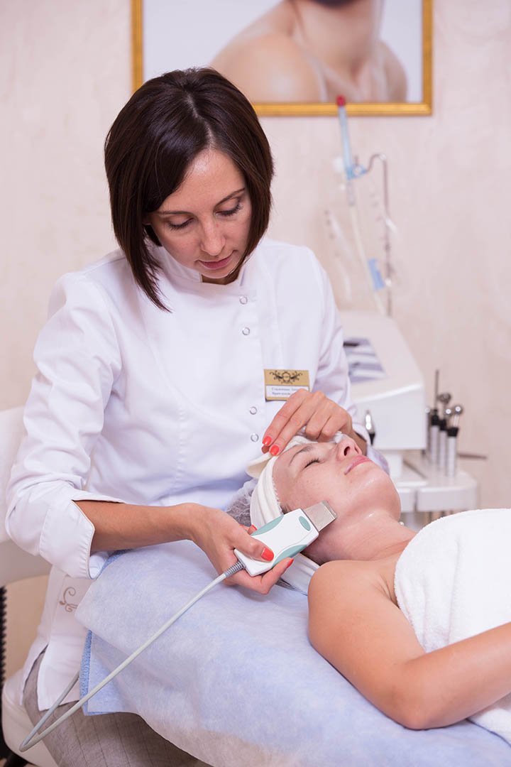 Клієнтці роблять узі чистку обличчя