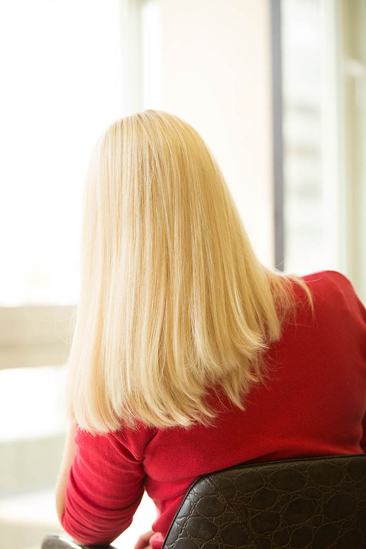 Клиентка после лечения волос и кожи головы