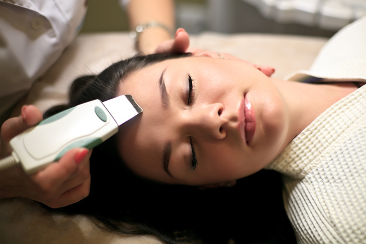 Ультразвукова чистка обличчя в салоне красоты